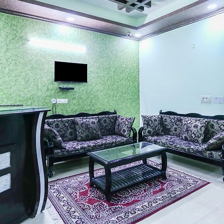 Отель Treebo Trip Sswag 18 Expressway Нойда Экстерьер фото